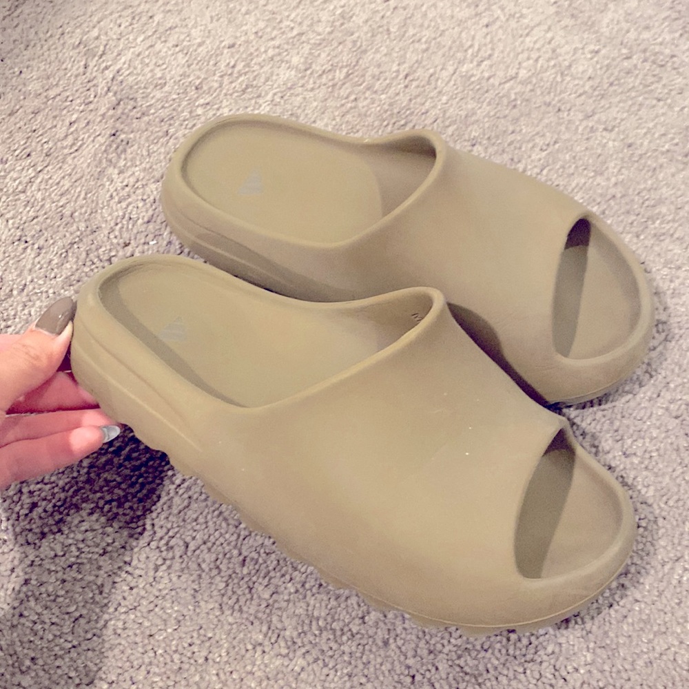 Yeezy slides - Womens 6